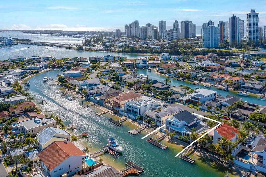 Surfers Paradise 4 Bedroom Superb Luxury Waterfront Residence