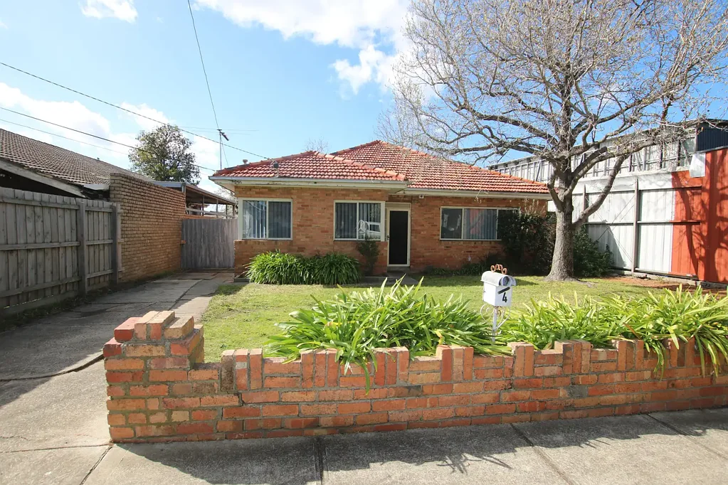 Perfectly located 3 bedrooms home close to all amenities. Features the following..