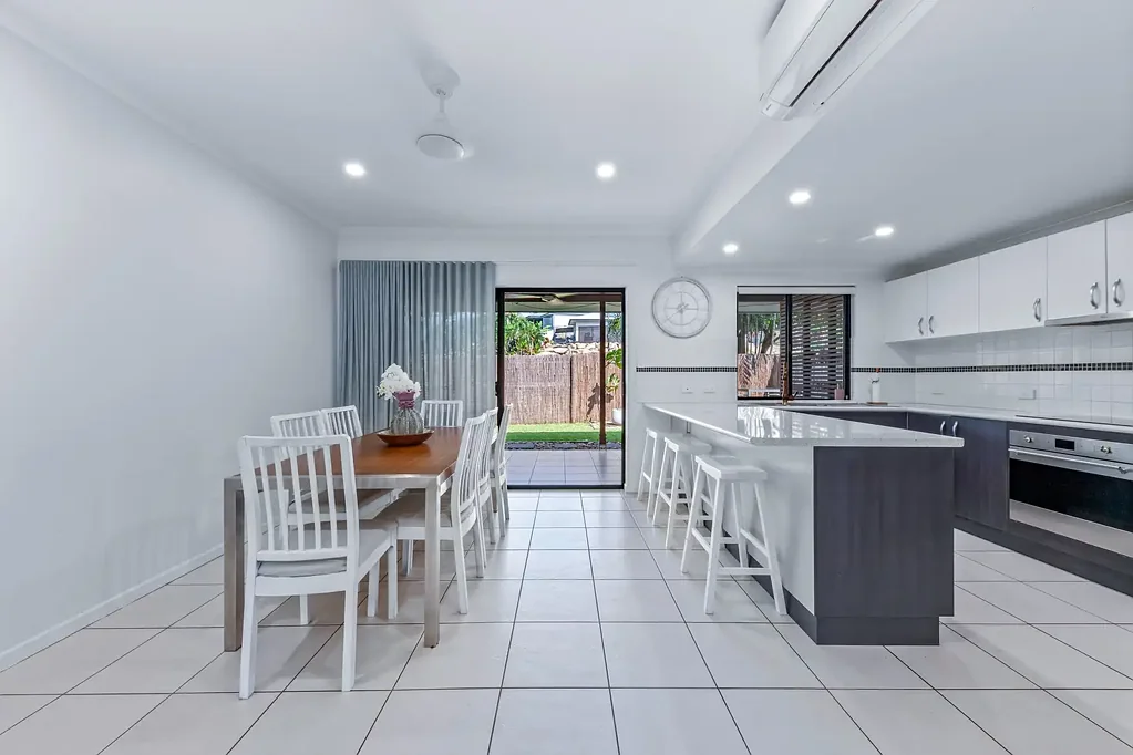 Cannonvale 3 Slaapkamer Income-producing Modern Townhouse in the Heart of Cannonvale