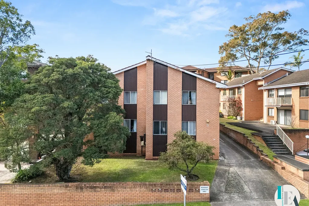 Modern 2-Bedroom Unit in Convenient Wollongong Location