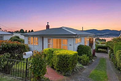 Austins Ferry 3 Slaapkamer Sun-drenched home with stunning water views, huge backyard - Room for everyone!