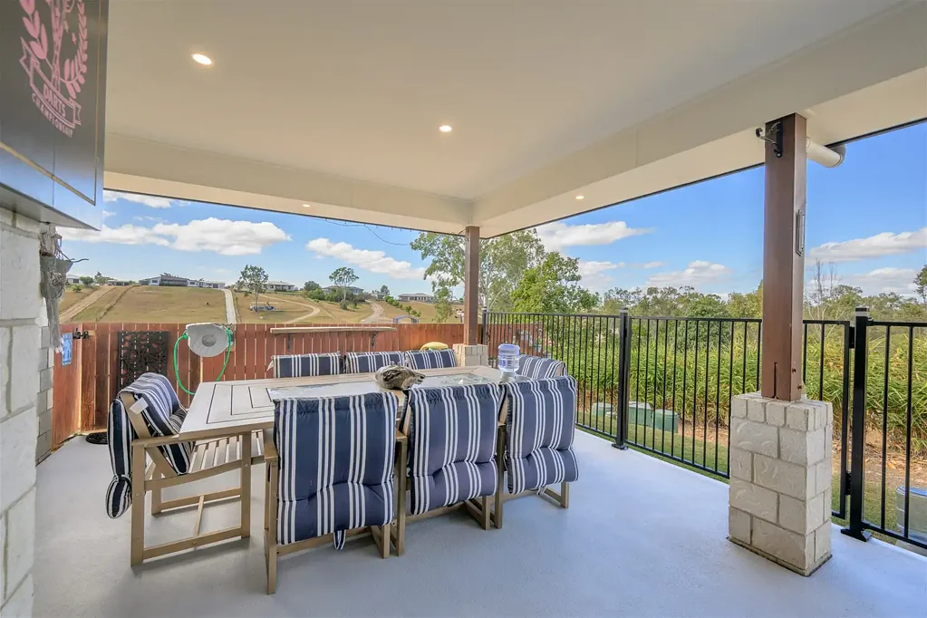 Calliope 4房  Spacious Family Living in Prestigious Country Club Estate on 4,239m² with Shed, Solar & Exceptional Entertaining