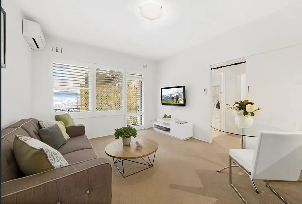 Modern 2 Bedroom Apartment in tree lined cul-de-sac