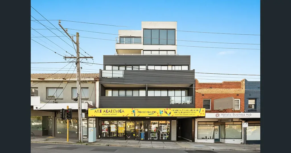 Sun-Soaked 2 Bedroom apartment , Central & Set to Surprise (Entrance Via Rear)