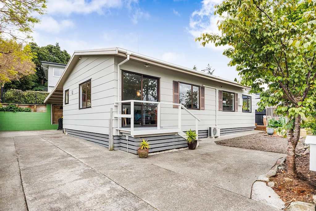 Feilding 2房  Elevated living with views
