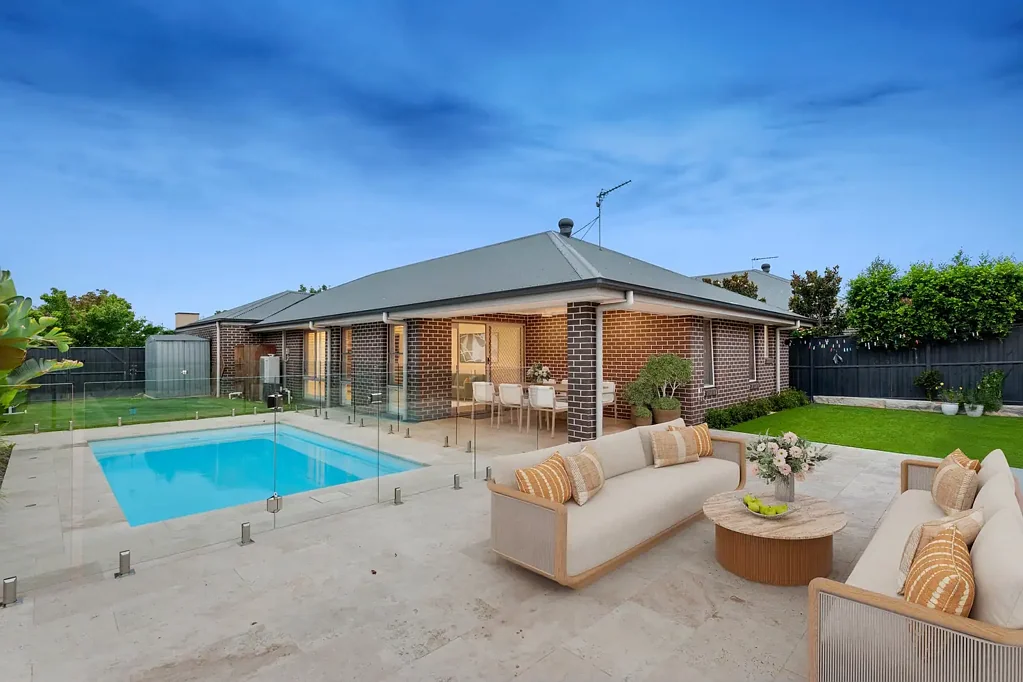 Pitt Town 4房  Expansive Family Home with Pool and Side Access