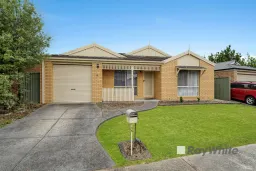 15 Houndsforth Street, Cranbourne East