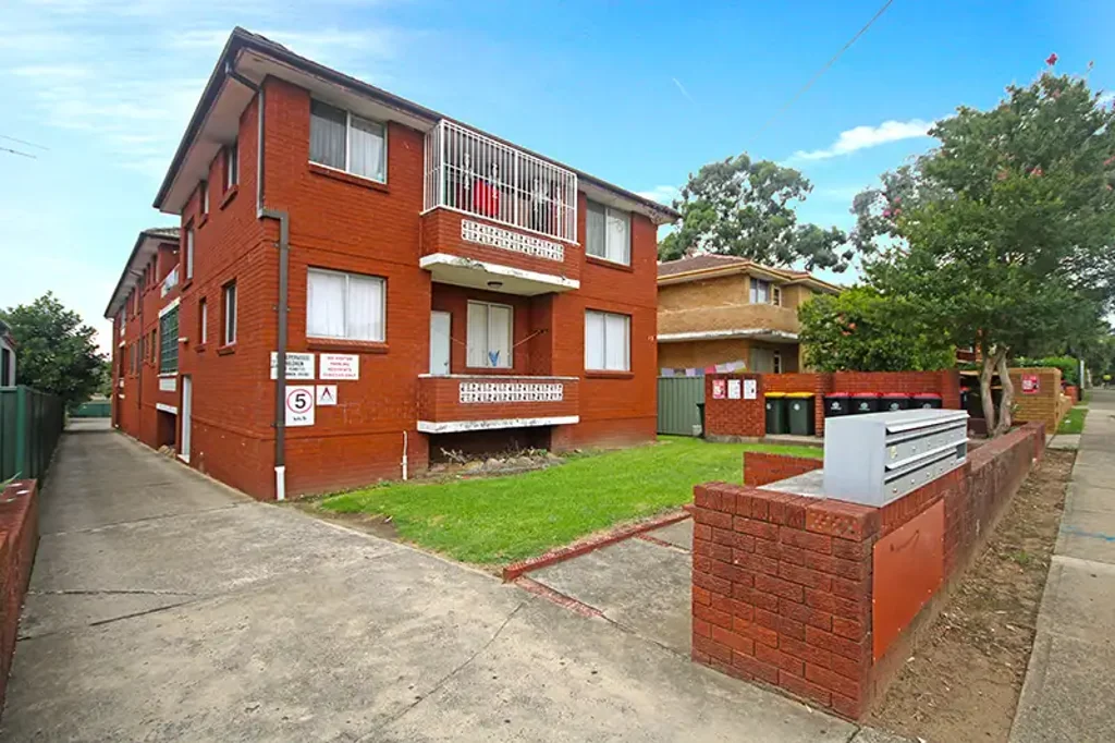 Top floor, 2 bedroom residence in well-maintained complex