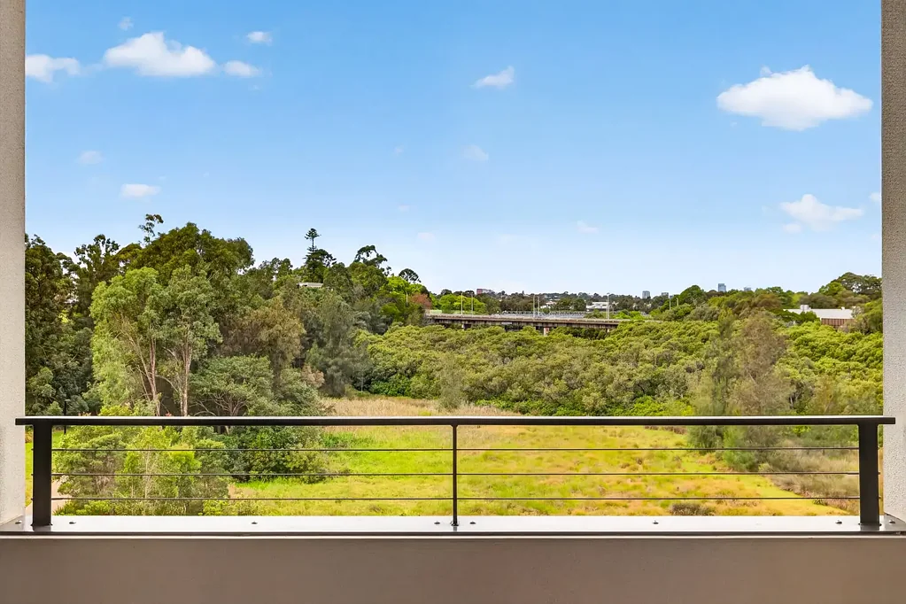 Parramatta 2침실 MODERN TWO-BEDROOM APARTMENT WITH ELEVATED PARKLAND VIEWS