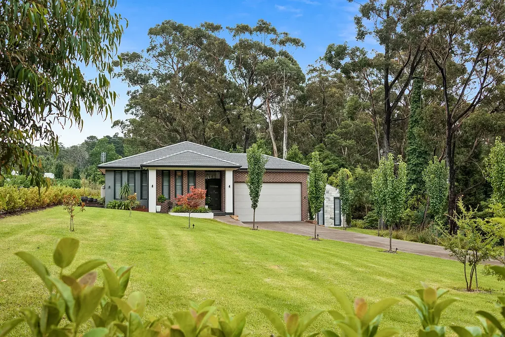 Mittagong 4房  Architectural Elegance, Space & Privacy in a Beautifully Established Setting