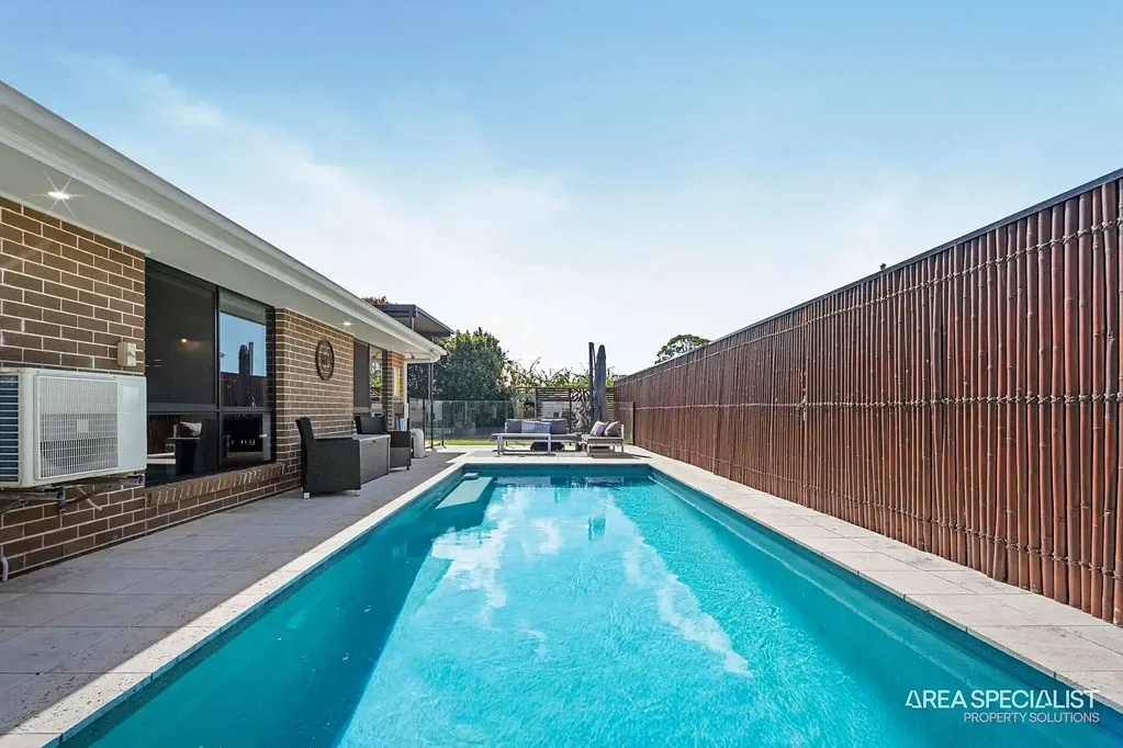 Jacobs Well 4ห้องนอน Coastal Family Comfort with Pool, Carport & Dual Side Access