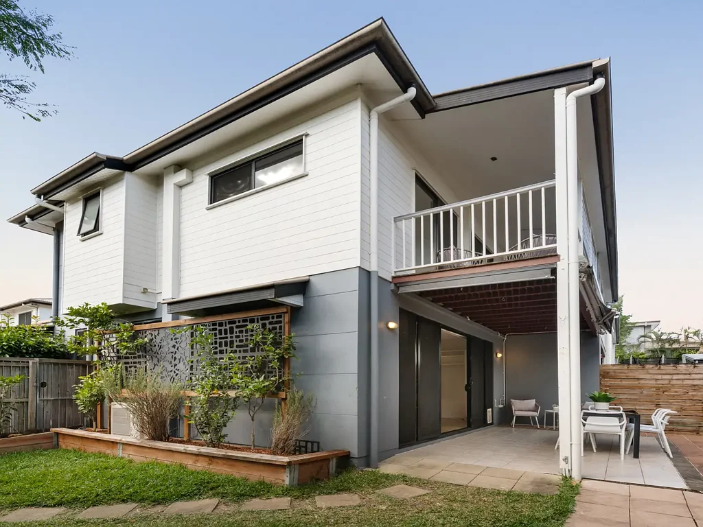 Hawthorne 3 Bedroom Stylish Townhouse with Oversized Courtyard and Direct Street Access in the Heart of Hawthorne