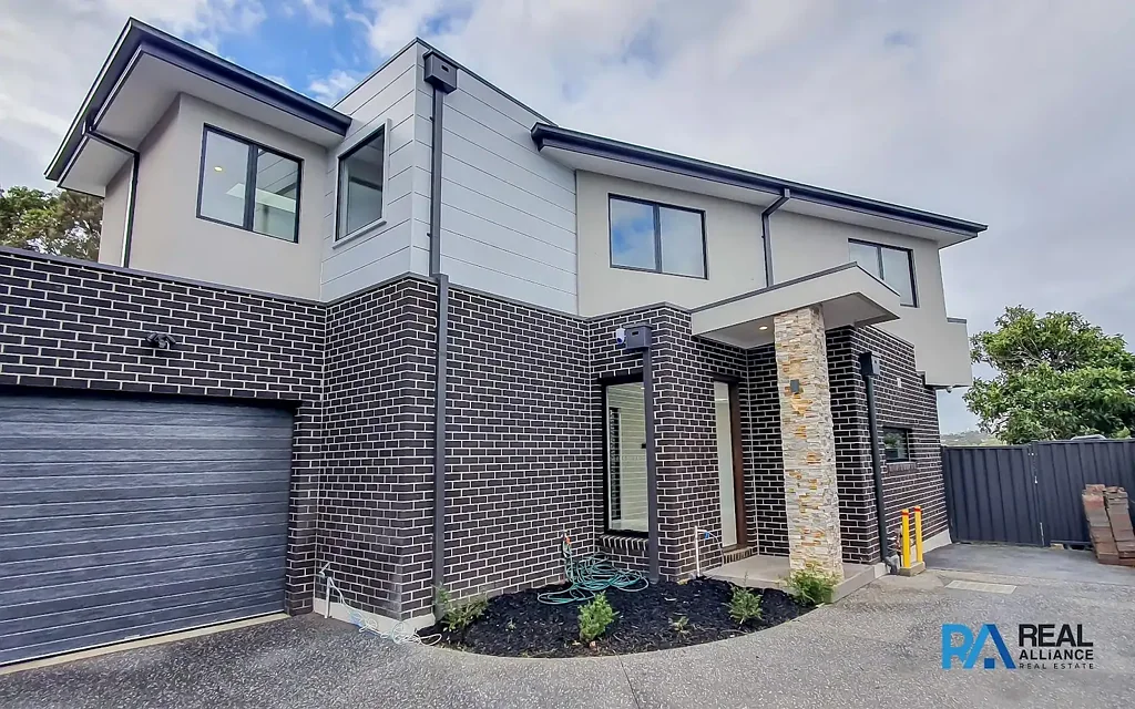 Modern Townhouse for Lease in Glen Waverley – 3 Bed, 3 Bath, 2 Living Areas