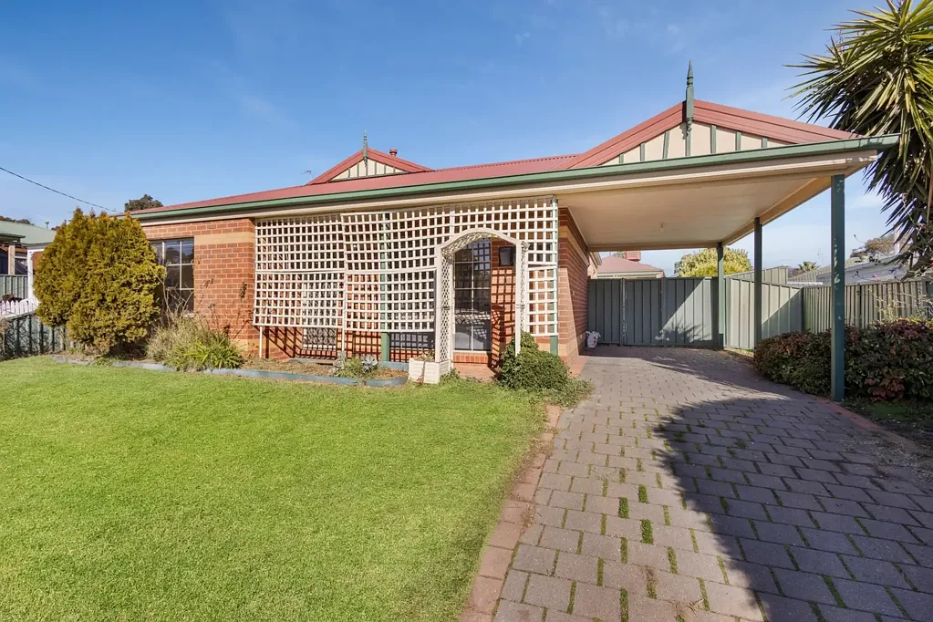 Easy-Care Family Living In Quiet Location