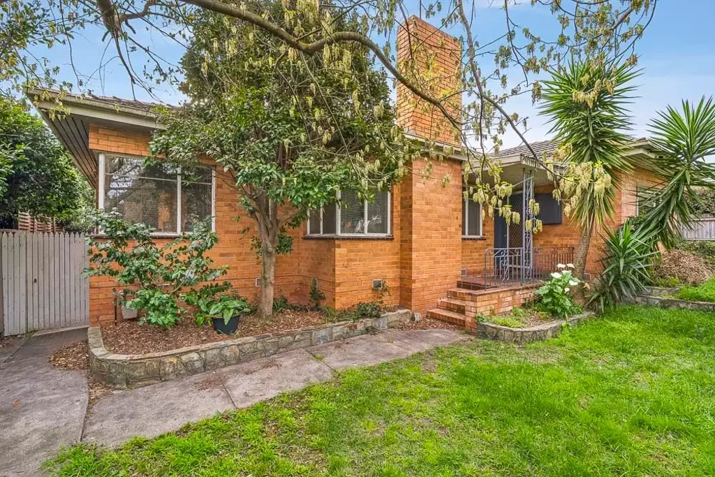 Kew 5房 靠近Glenferrie Kew Junction 私立学校 宁静便捷 抛光木地板 管道燃气供暖 宽敞起居 独立书房 大型平地花园 街外停车 NOTE AMENDED AUCTION DATE
AUCTION SATURDAY 15TH NOVEMBER AT 11AM

Mid Century  Family Home in Prime Kew Location