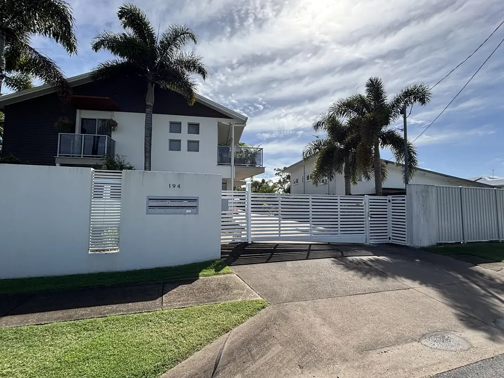 BEAUTIFUL RENOVATED TOWNHOUSE CLOSE TO BEACH