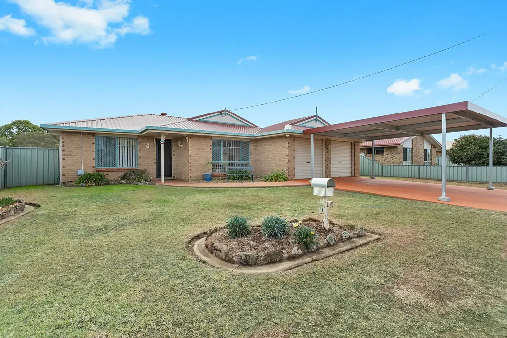 Oakey 4chambre Stylish Family Living with Impressive Shed Space