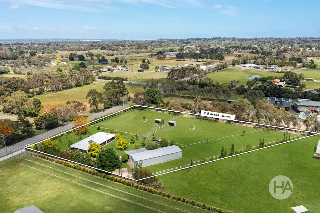 Pearcedale 4ਬੈੱਡਰੂਮ Refined Small Acreage Appeal on the Village Edge