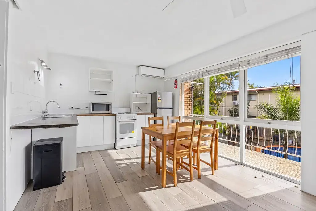 Stylish PARTLY FURNISHED Unit in the Heart of Surfers Paradise
