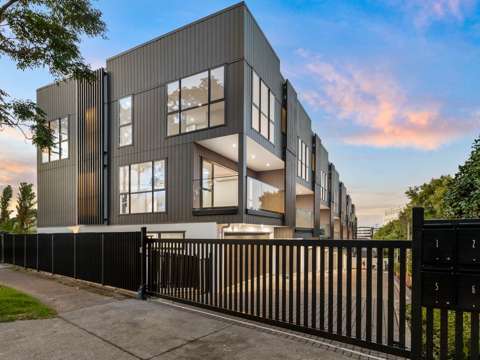 Epsom 3部屋 Stylish Multi-Level Living With A Built In Lift