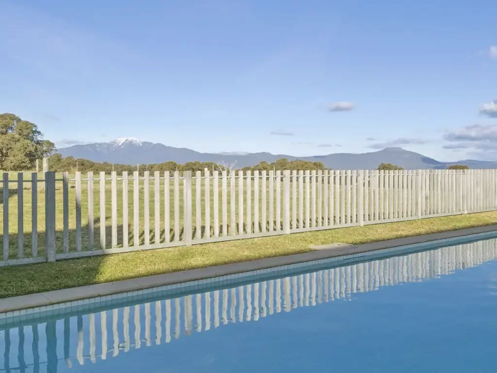 Merrijig 5غرفة نوم Rammed earth home on 230 acres with incredible views and an airstrip!