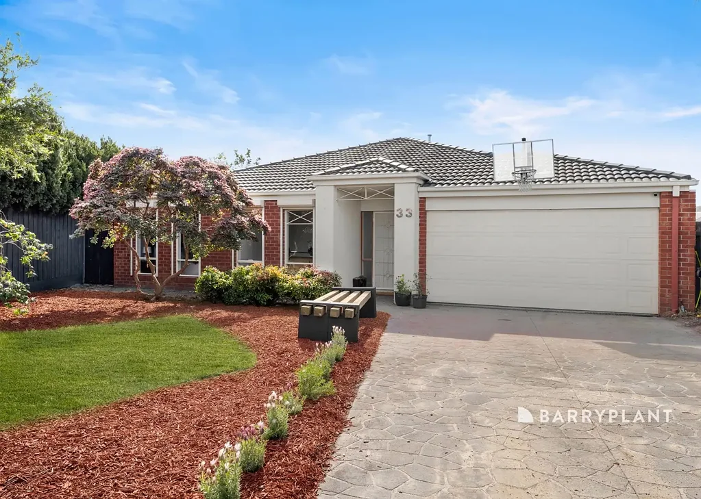 Narre Warren South 4房 Narre Warren South 黄金地段的豪华翻新家庭住宅 Luxury Renovated Family Living in a Prime Narre Warren South Location