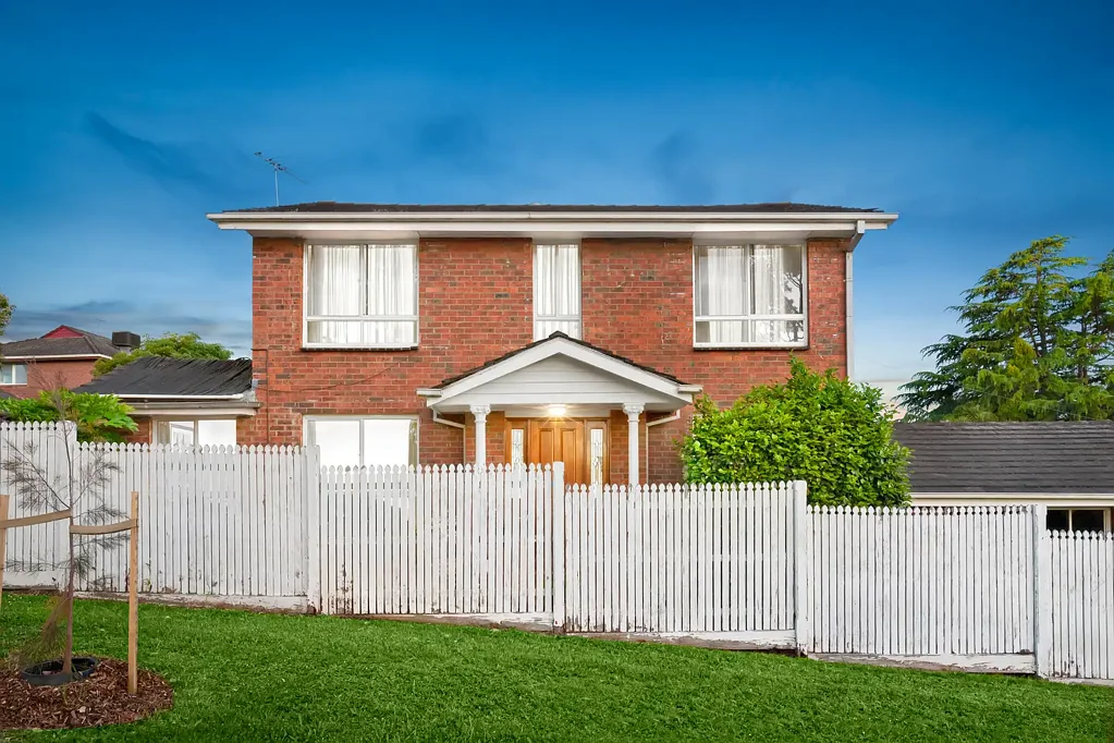 Doncaster East 4ਬੈੱਡਰੂਮ Solid Brick Elegance Steps from Beautiful Ruffey Lake Park