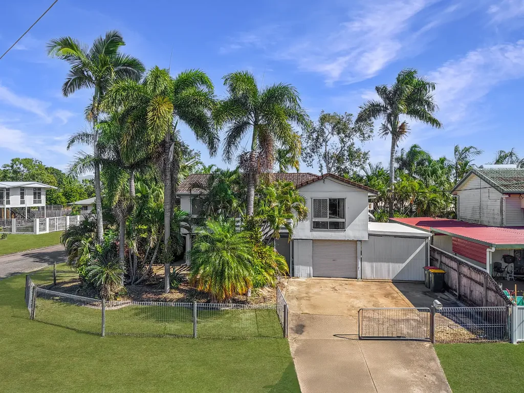 Kelso 3 Bedroom Spacious Highset Home with Pool and Multiple Living Areas