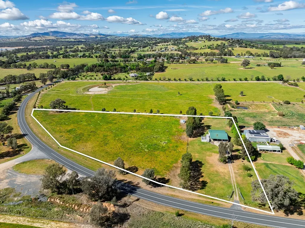 Table Top 2.3 Hectares Of Lifestyle Opportunity With Hume Weir Views