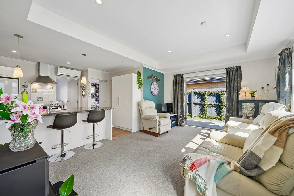 Burwood 2ਬੈੱਡਰੂਮ Sunny, Sparkly & Secure - Over 60s Burwood Beauty