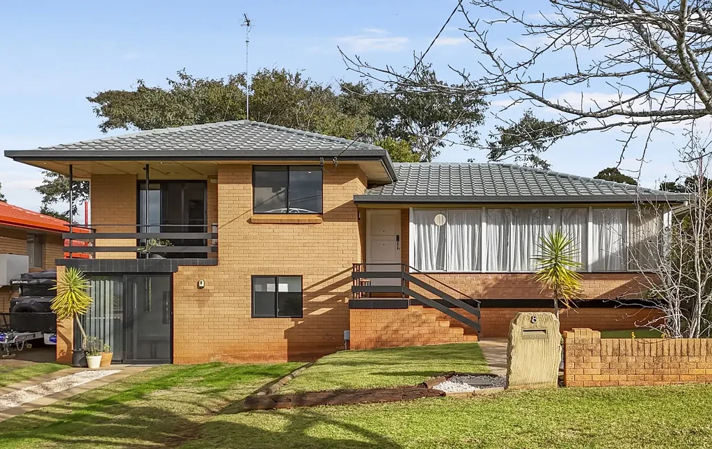Centenary Heights 4房 四卧宽敞住宅 569m2地块 朝北东北视野 山脉天际线 公园环绕 学区房 便捷生活 高端车棚 私密后院露台 Spacious Family Home In Ever Popular Centenary Heights!