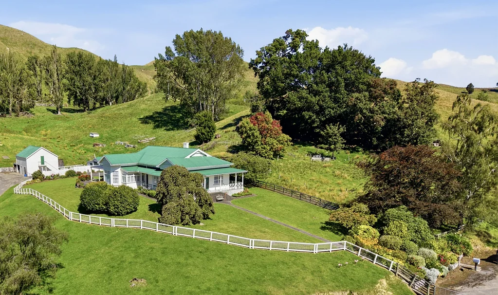 Taihape and Surrounds  Homestead, sheds & 9.6ha lifestyle opportunity