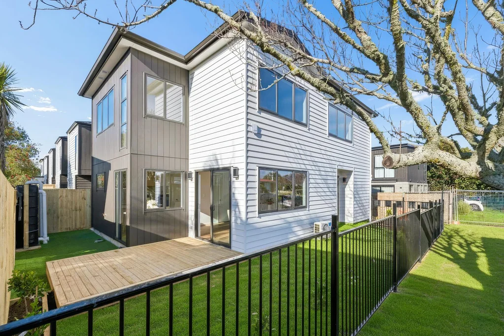 Mangere Bridge 4Habitaciones Road Frontage Standalone, New & Built to Impress