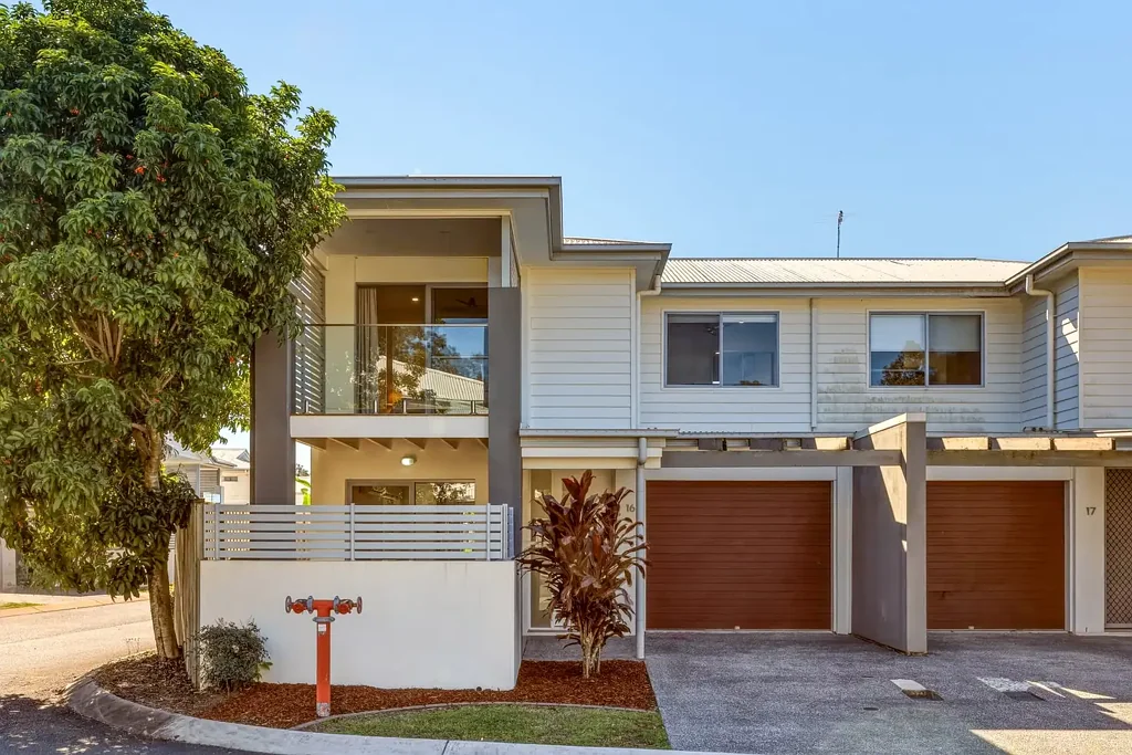 Dakabin 3chambre MODERN CORNER TOWNHOUSE IN HIGHLY SOUGHT AFTER VIDORRA COMPLEX!!!