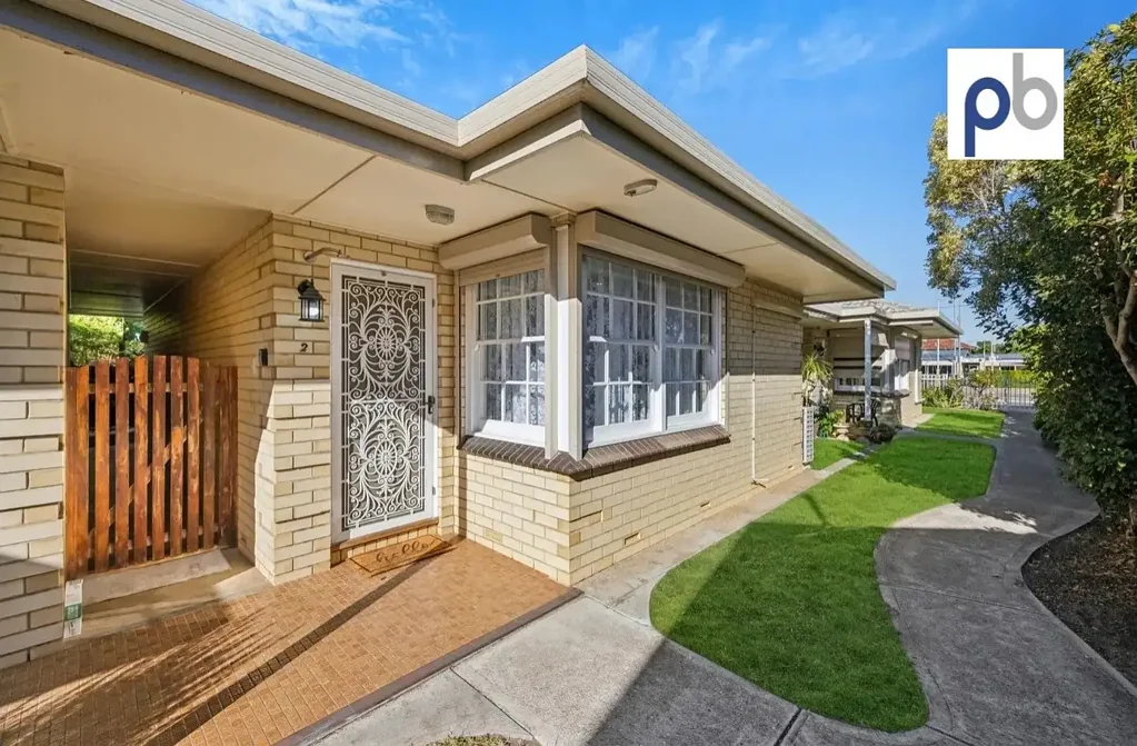 CHARMING GROUND FLOOR UNIT IN SMALL, QUIET GROUP!