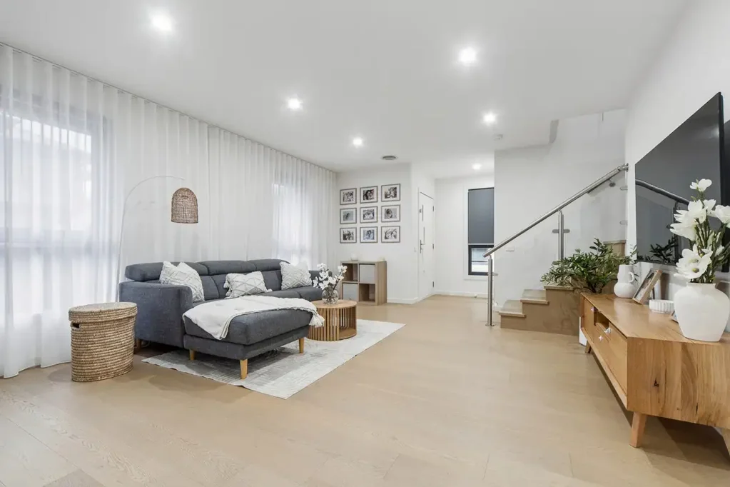 Frankston 3房 全新粉刷 混合木地板 开放式布局 滑动门连接户外 私密庭院 主卧步入式衣帽间 主浴雨淋式淋浴 管道燃气供暖 冷暖空调 无尽热水 对面Jubilee Park Stylish, Low-Maintenance Living with Premium Finishes
