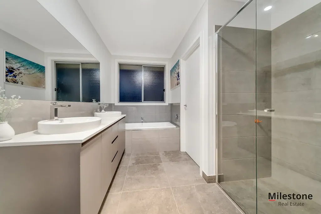 Cranbourne East 6Zimmer North Facing Luxury Living Awaits: Magnificent 6-Bedroom, 3-Bathroom with Designer Kitchen, Expansive Living Spaces, and Stunning Views!