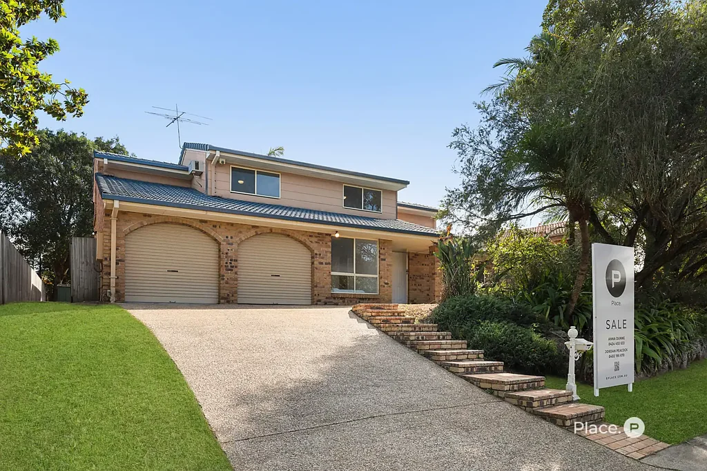 Carindale 5Phòng ngủ Family Living Opposite Parklands in a Prime Carindale Location
