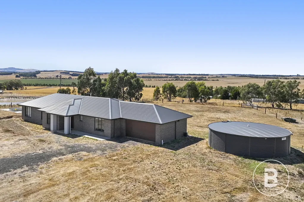 Trawalla 4房  EXPANSIVE 22.82-ACRE LIFESTYLE AND HORSE RETREAT WITH MODERN FAMILY COMFORTS IN TRAWALLA