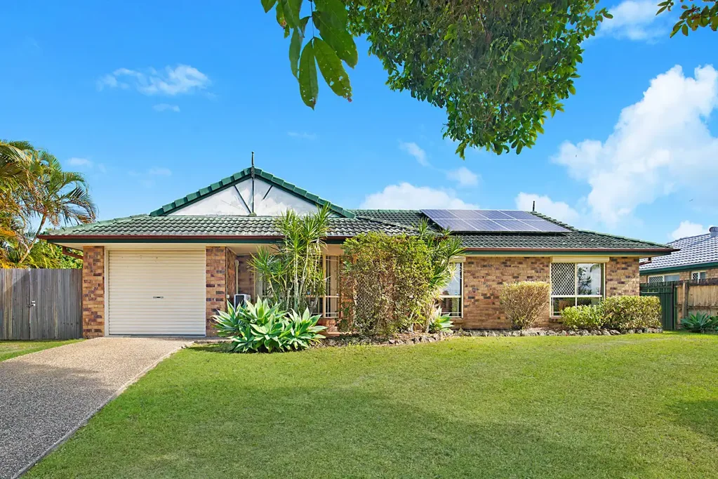 Regents Park 3房 精美呈现的住宅，带租客和三车位棚屋。 Lovely Presented Home Complete With Tenant and 3 Bay Shed.