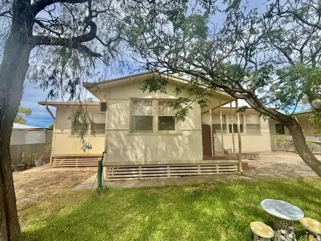 Streaky Bay 3 BEDROOM HOME ON A HUGE ALLOTMENT OF 1160m2
SUIT FIRST HOME BUYERS OR INVESTORS
REDUCED MOTIVATED SELLER