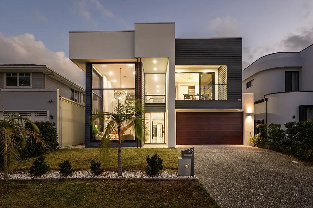 Helensvale 4બેડરૂમ Serene Lakeside Living in the Heart of Helensvale