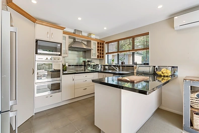 SUPER SIZED 4 BED, 3 BATH, 2 LOUNGE FAMILY HOME - BEACHLANDS