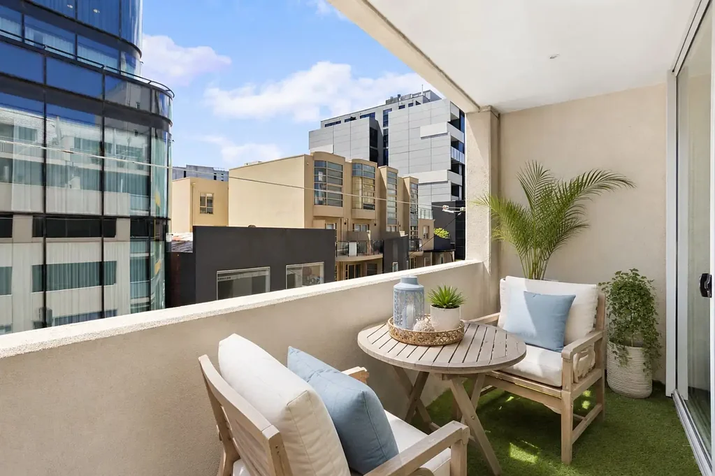 South Yarra 2침실 Light, Location and Low-Maintenance Appeal