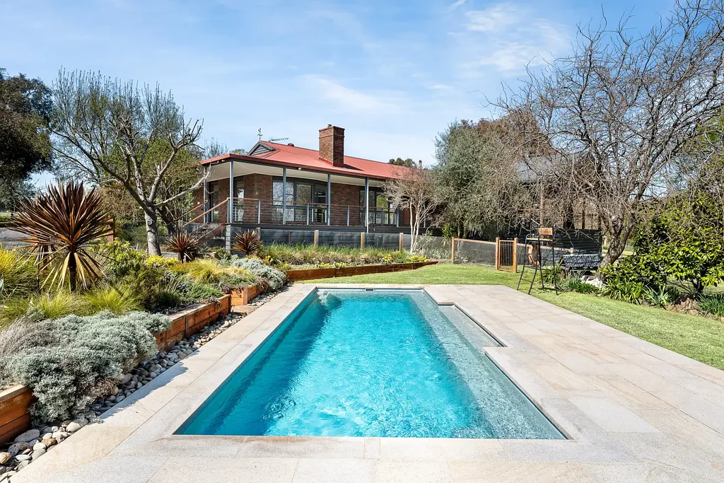 Mansfield 5कमरा Refined Rural Luxury on 10 Acres with Sweeping Mountain Views