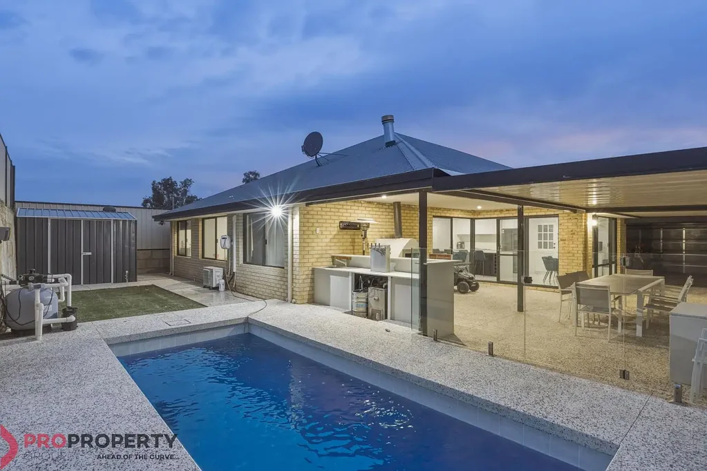Clarkson 4Habitaciones Contemporary Family Living with Poolside Appeal in a Prime Clarkson Setting