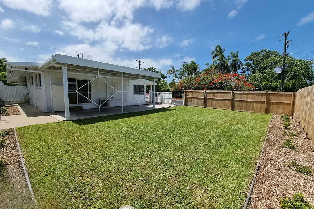 BRIGHT AND MODERN BEACHSIDE LIVING, IN SOUGHT AFTER YORKEYS KNOB!