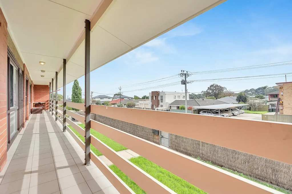 Neat & Comfortable Upstairs Unit in Convenient Location