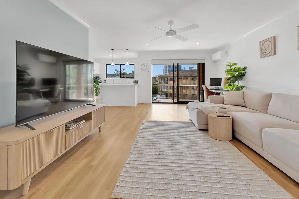 Broadbeach 2房  RENOVATED TOP-FLOOR SPACIOUS APARTMENT OPPOSITE PARKLANDS!