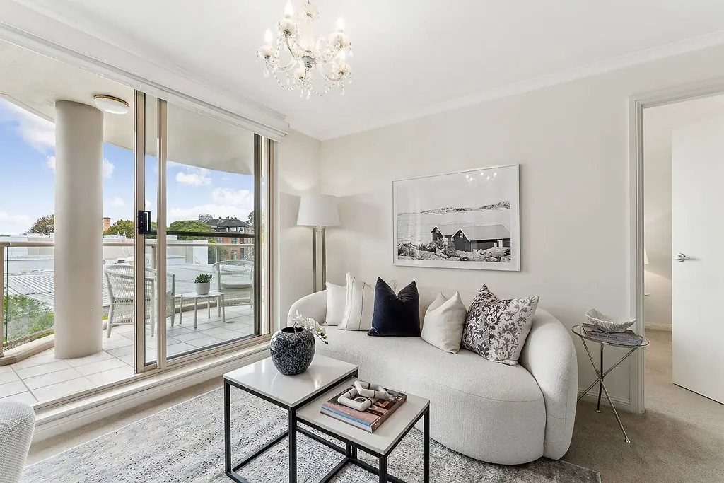STYLISH SUNLIT APARTMENT IN PRIME LIFESTYLE LOCATION